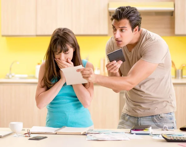 Familia joven luchando con las finanzas personales —  Fotos de Stock