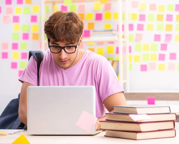 Estudiante preparándose para exámenes con muchas prioridades contradictorias —  Fotos de Stock