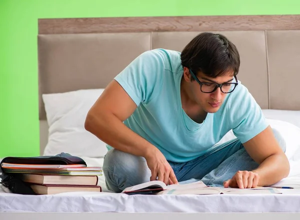 Estudiante preparándose para los exámenes en casa en el dormitorio sentado en el be —  Fotos de Stock