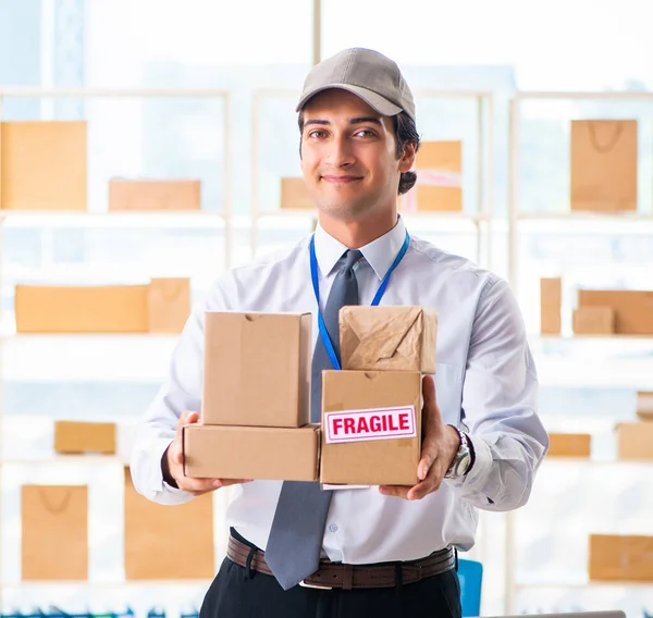 Empleado masculino trabajando en servicio de reubicación de entrega de cajas — Foto de Stock