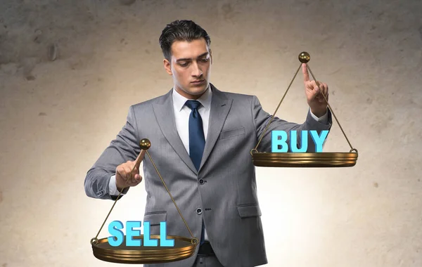 Empresario elegir entre comprar y vender — Foto de Stock