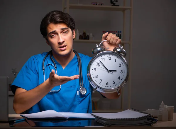 Joven médico guapo trabajando turno de noche en el hospital — Foto de Stock