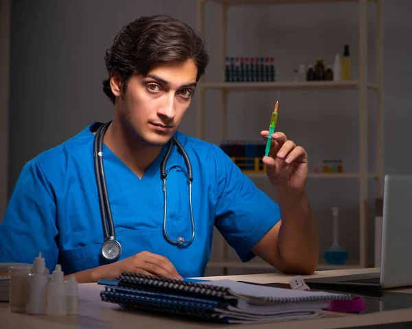 Молодой красивый врач работает в ночную смену в больнице — стоковое фото
