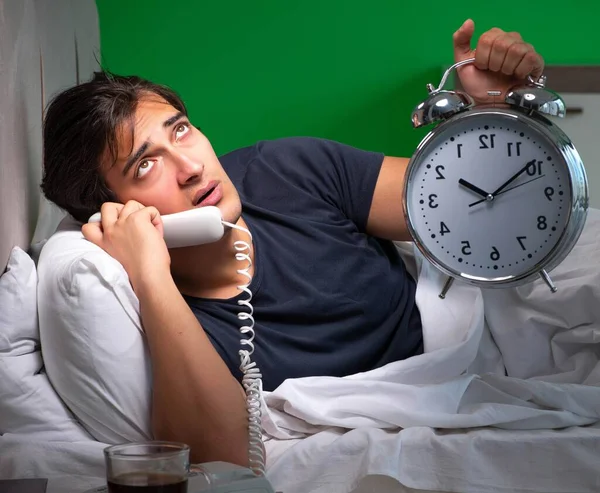 Genç yakışıklı adam evinde uykusuzluk çekiyor.