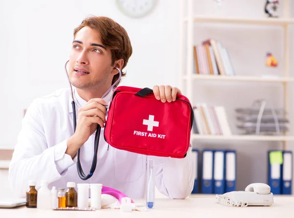 Junger Arzt mit Verbandskasten im Krankenhaus — Stockfoto