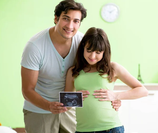 Une jeune famille découvre la grossesse — Photo