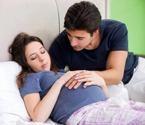 Jeune mari s'occupant de sa femme enceinte — Photo