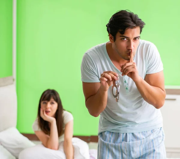 Muž navrhuje manželka hrát sexuální hry s manžetami — Stock fotografie