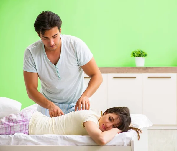 Uomo fare massaggio a sua moglie in camera da letto — Foto Stock