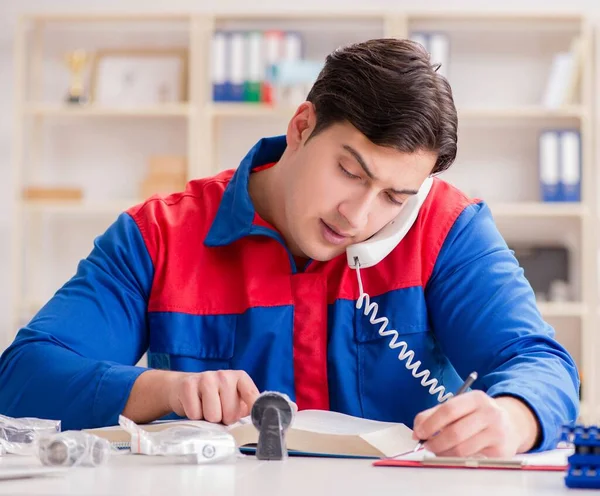 Lavoratore in uniforme che lavora al progetto — Foto Stock