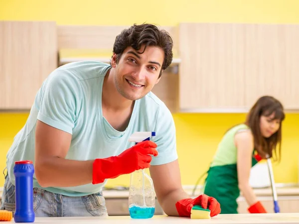 Jong stel aan het werk in de keuken — Stockfoto