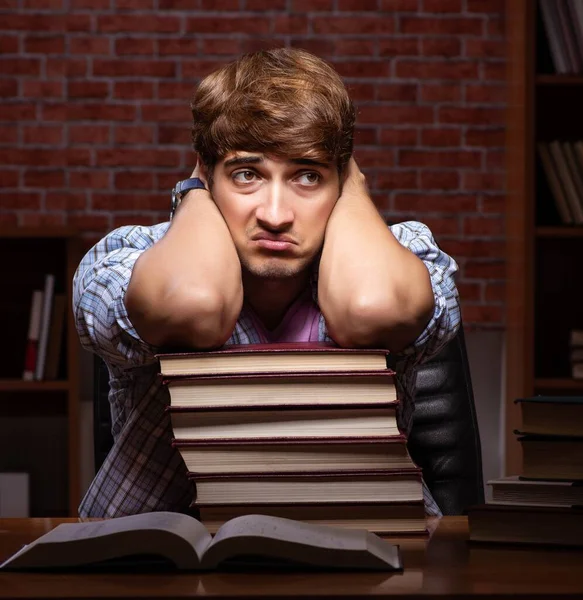 Jovem estudante bonito se preparando para exames à noite — Fotografia de Stock