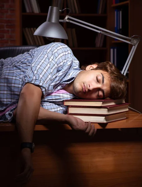 Jeune étudiant beau se préparant pour les examens la nuit — Photo