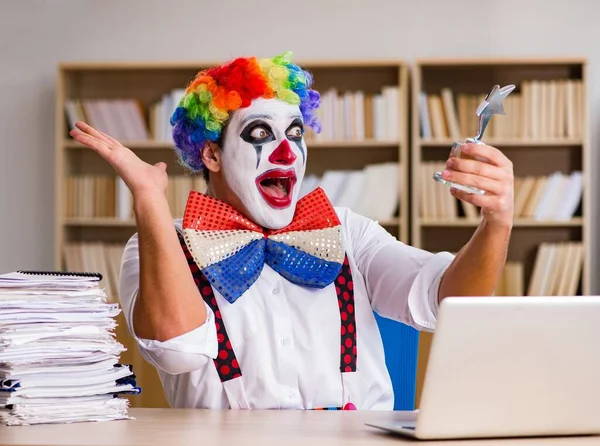 Homme d'affaires clown travaillant dans le bureau — Photo