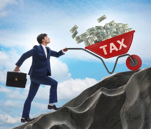 İşadamı vergi arabalarını yokuş yukarı itiyor