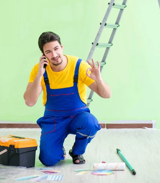 Молодой человек делает ремонт дома — стоковое фото