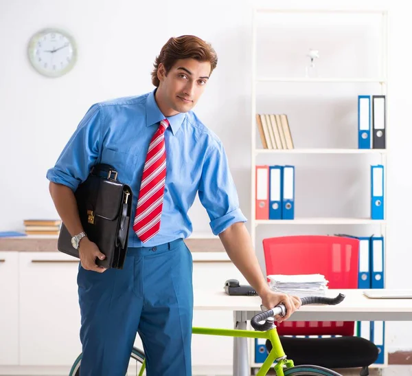 自転車を使って事務所に通勤する若いビジネスマン — ストック写真