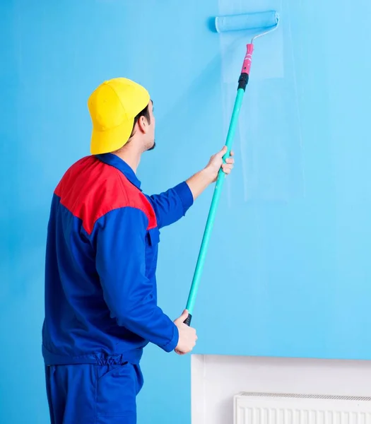 Joven pintor haciendo renovación en casa — Foto de Stock