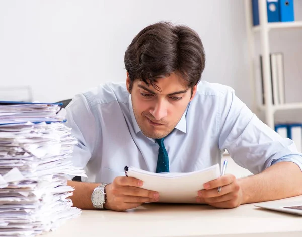 Funcionário ocupado sobrecarregado com muita papelada e trabalho — Fotografia de Stock