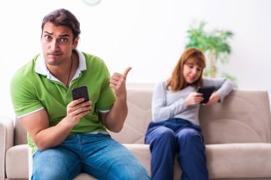 Gadget bağımlılığı konseptinde genç bir çift