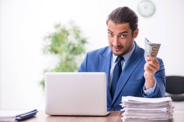 Ofiste çalışan genç bir iş adamı.