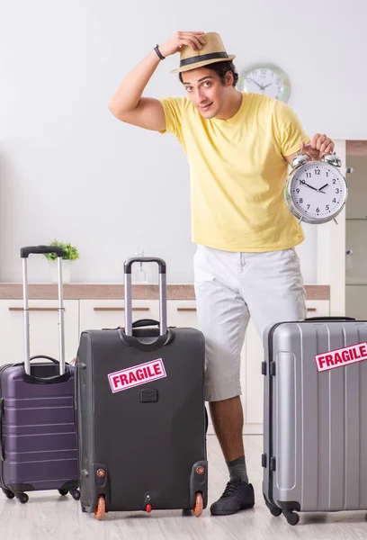 Muž jede na dovolenou s křehkými kufry — Stock fotografie