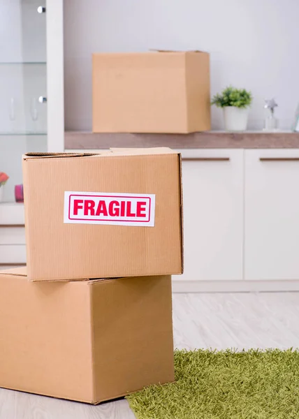 Man moving house and relocating with fragile items — Stock Photo, Image
