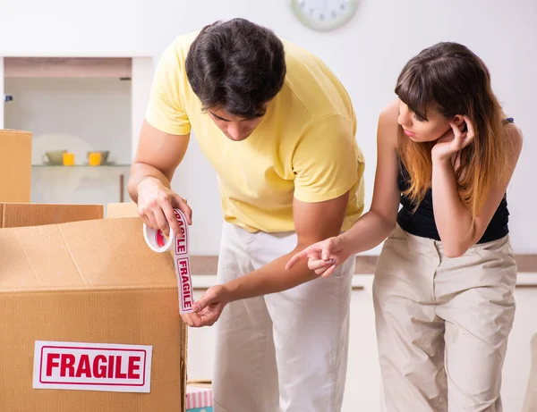 Young pair moving to new flat with fragile things — Stock Photo, Image