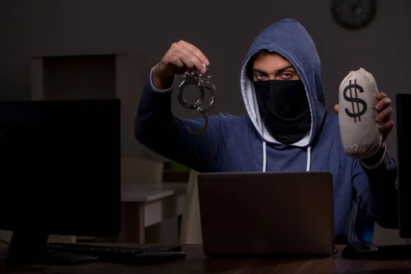 Άντρας χάκερ hacking τείχος προστασίας ασφαλείας αργά στο γραφείο — Φωτογραφία Αρχείου