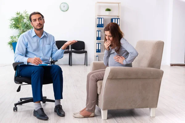 Беременная женщина посещает молодого психолога — стоковое фото