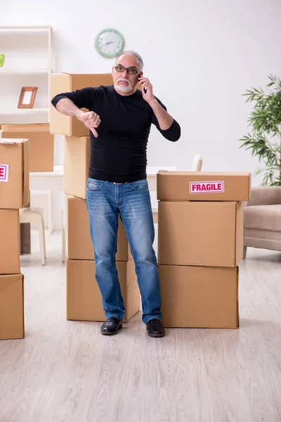 Viejo macho profesional mover haciendo casa reubicación —  Fotos de Stock