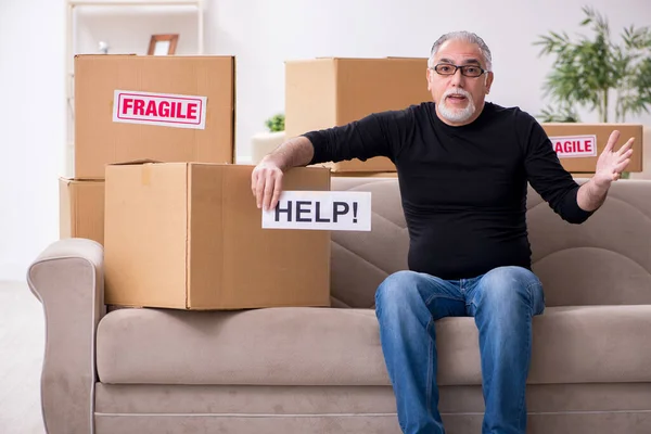 Viejo macho profesional mover haciendo casa reubicación — Foto de Stock