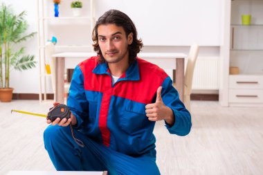 Genç erkek marangoz içeride çalışıyor.