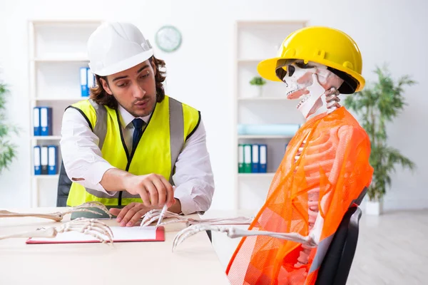 Engraçado reunião de negócios de construção com chefe e esqueletos — Fotografia de Stock