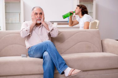 Alkol sorunu olan bir adam ve ailesi.