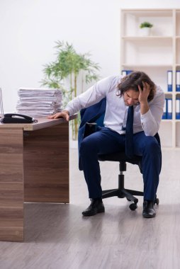 Genç bir erkek işçi aşırı işten memnun değil.