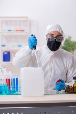 Tıp laboratuarında çalışan genç bir kimyager.
