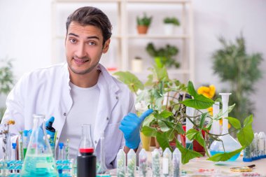 Laboratuvarda çalışan genç bir kimyager.