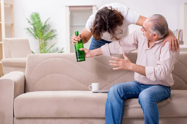 Man with drinking problem and the family — Stock Photo, Image