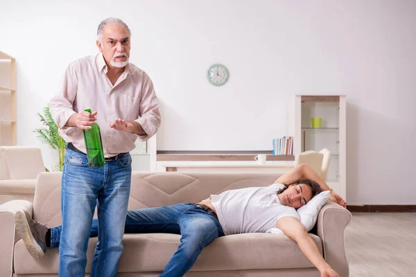 Homem com problema de bebida e a família — Fotografia de Stock