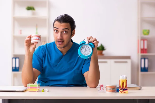 Junger Zahnarzt arbeitet in der Klinik — Stockfoto