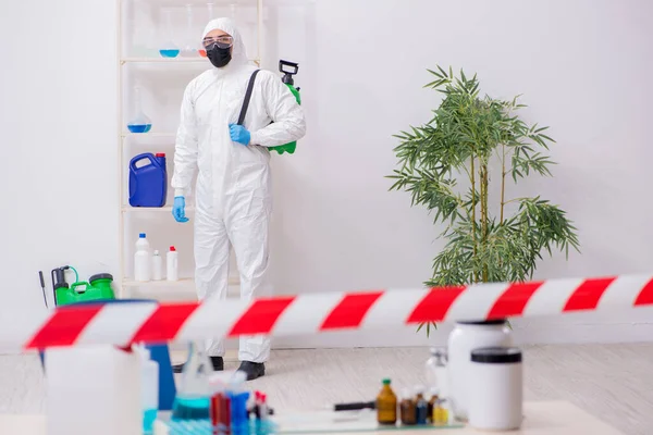 Young male chemist working in medicine lab — Stock Photo, Image