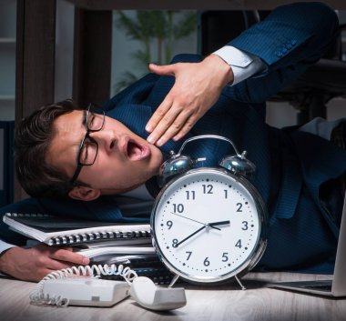 İş adamı geç saatlere kadar ofiste çalışıyor.