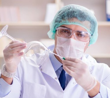 Adli tıp dedektifi suç delilleri üzerinde çalışıyor.