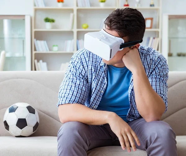 Man draagt virtual reality VR bril kijken voetbal — Stockfoto
