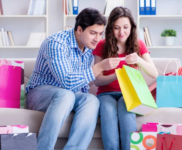 Par jovem depois de fazer compras com muitas malas — Fotografia de Stock