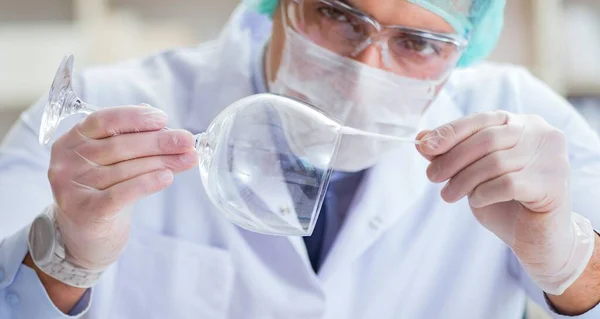 Investigador forense a trabalhar em laboratório em provas criminais — Fotografia de Stock