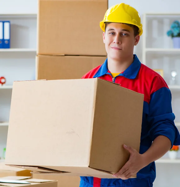 Jeune homme travaillant dans les services de déménagement avec des boîtes — Photo