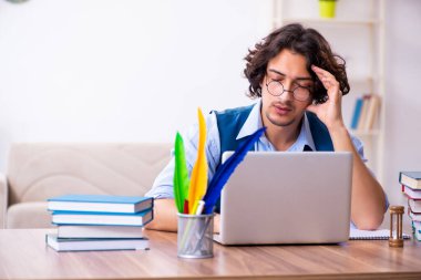 Genç yazar yeni çalışması üzerinde çalışıyor.