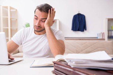 Evde sınava hazırlanan genç bir erkek öğrenci.